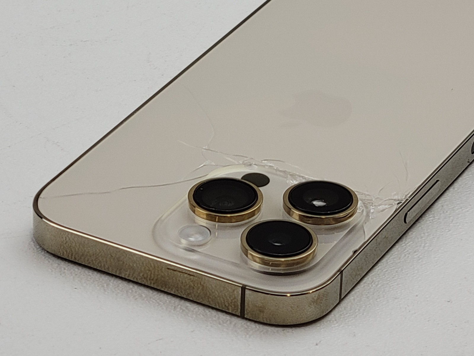 Apple iPhone 14 Pro (A2650) 128GB – Gold (Unlocked) – *DAMAGED* – Clean IMEI