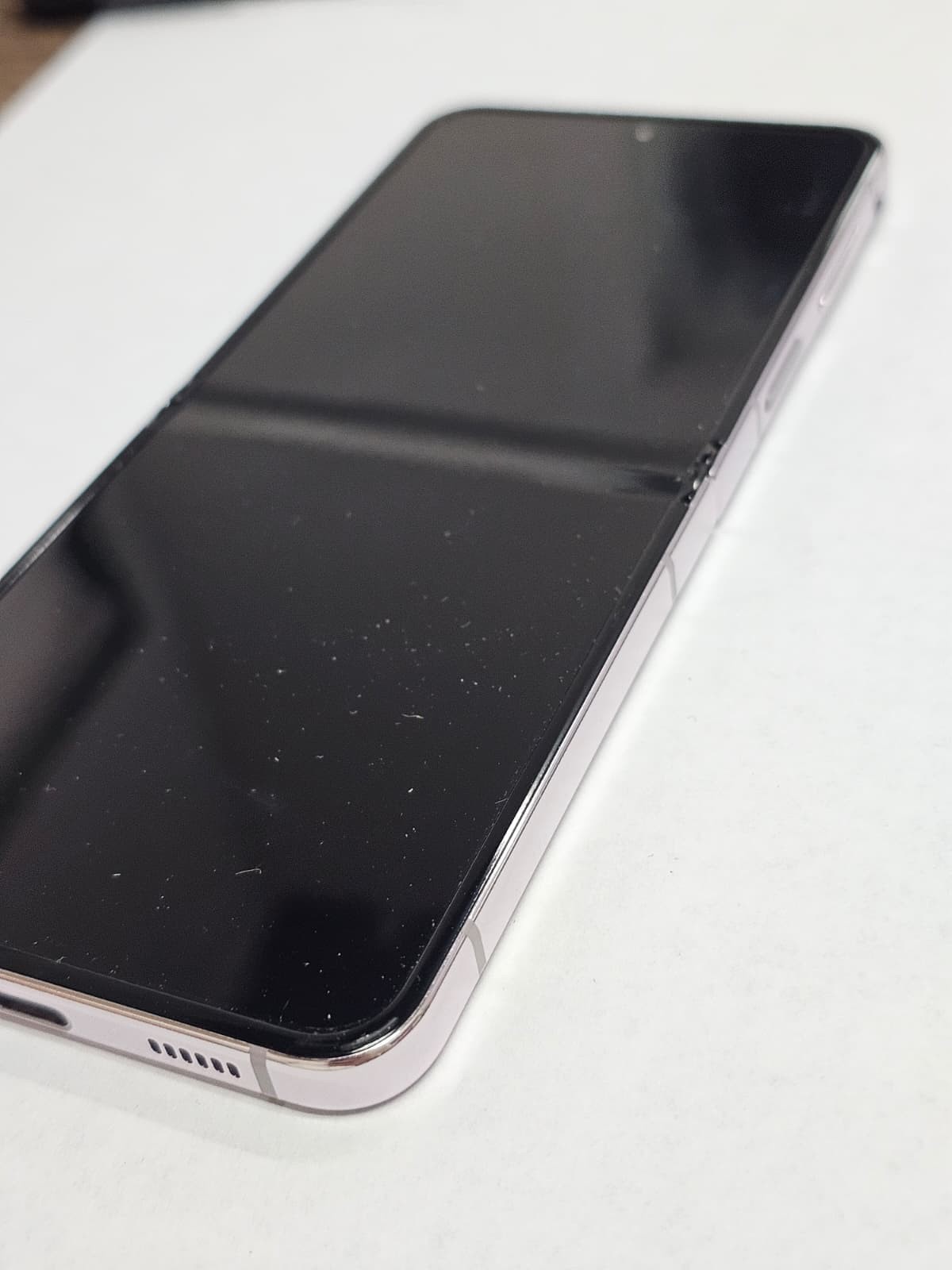 DEFECTIVE – Samsung Galaxy Zflip 5 – 256GB – Lavender – Unlocked – 11044