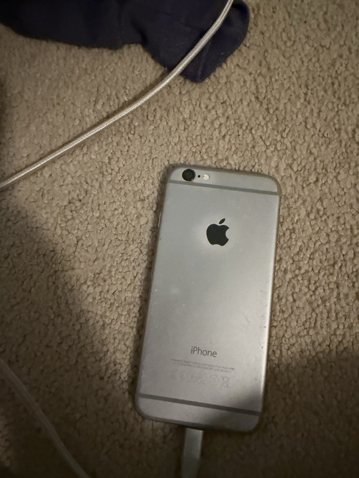 Apple iPhone 6 Silver 8MP Camera 4.7in iOS Wi-Fi Bluetooth Smartphone