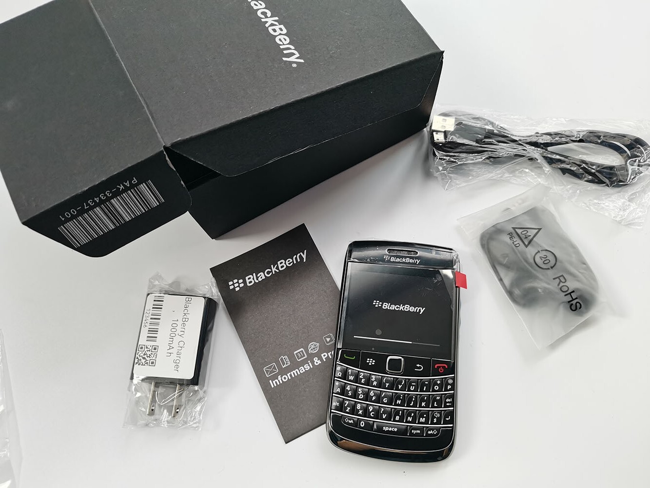 BlackBerry Bold 9780 – 512 MB – 3G 5MP microSDHC GPS Black/White (Unlocked)