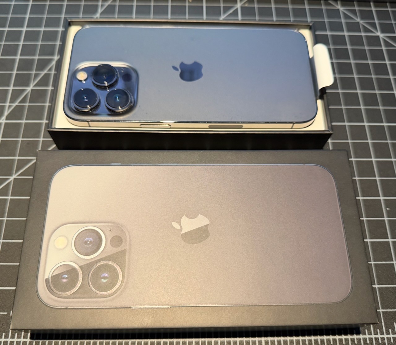 Apple iPhone 13 Pro – 256 GB – Graphite – Good – In Box