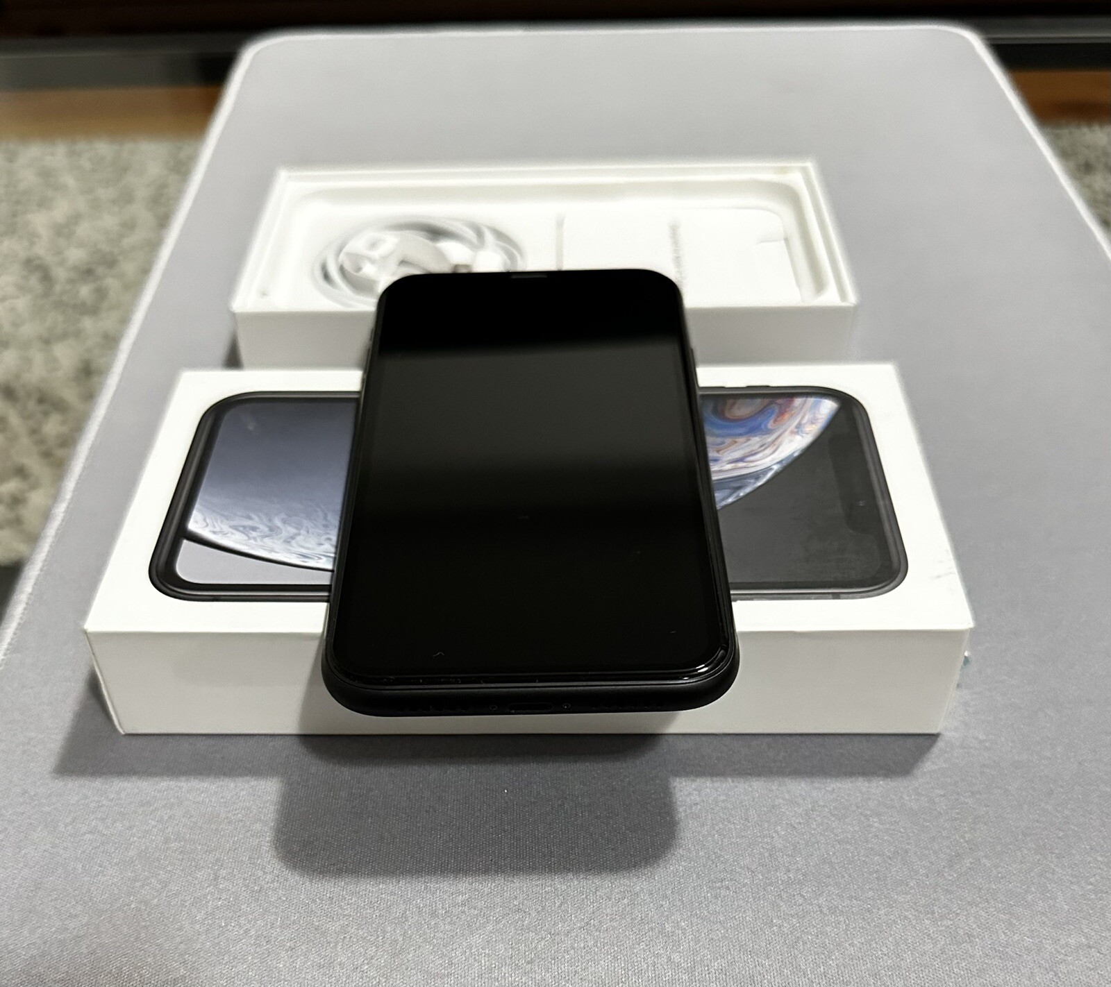 Apple iPhone XR – 64GB – White (Simple Mobile) A1984 (CDMA + GSM)