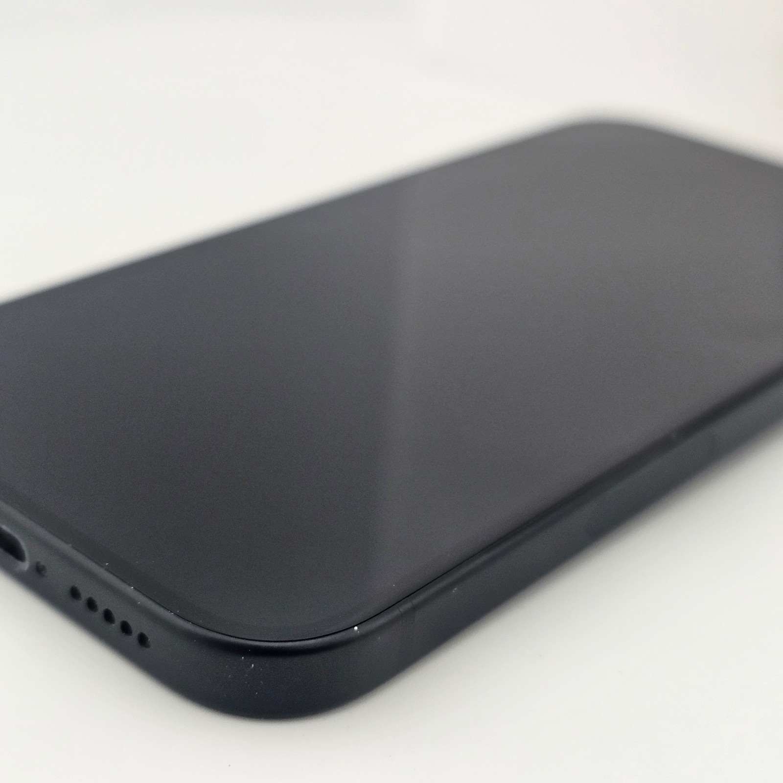 Apple iPhone 15 – eSIM A2846 – Unlocked 128GB Black – *BAD FACE ID/CAM SPOTS*