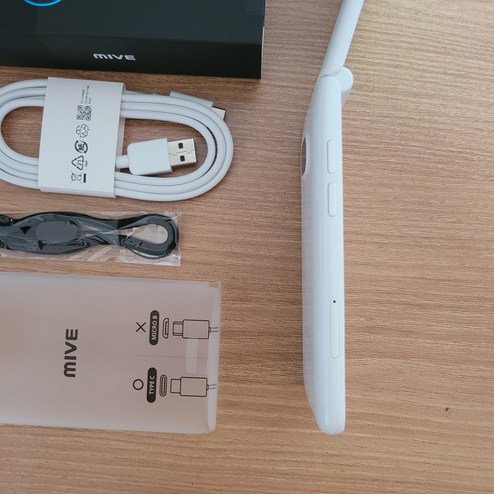 ALT MIVE AT-M140 Style Folder 2 cell phone 32GB LTE/3G – White Unlocked NEW