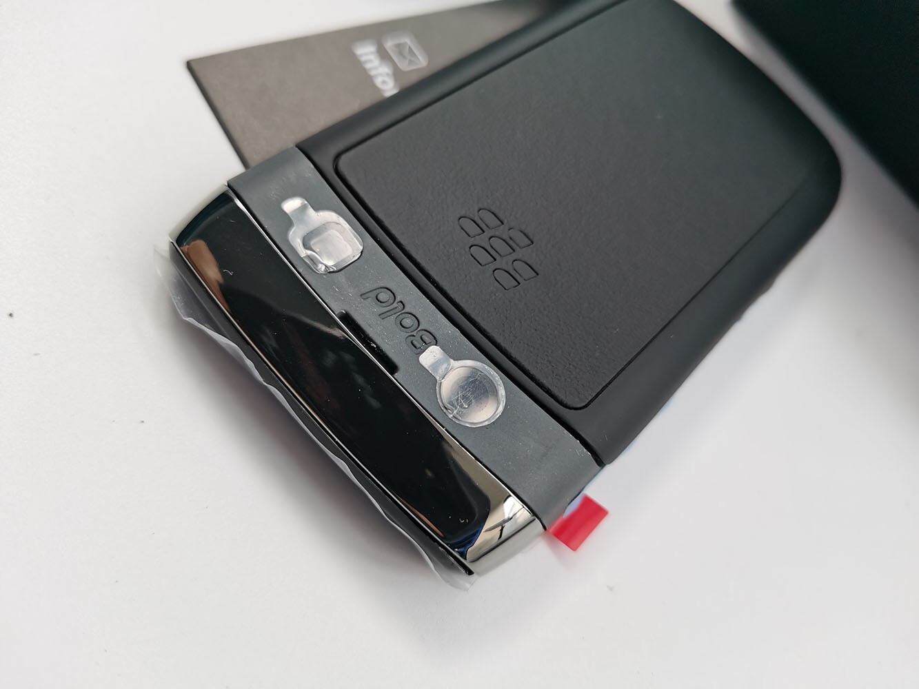 BlackBerry Bold 9780 – 512 MB – 3G 5MP microSDHC GPS Black/White (Unlocked)