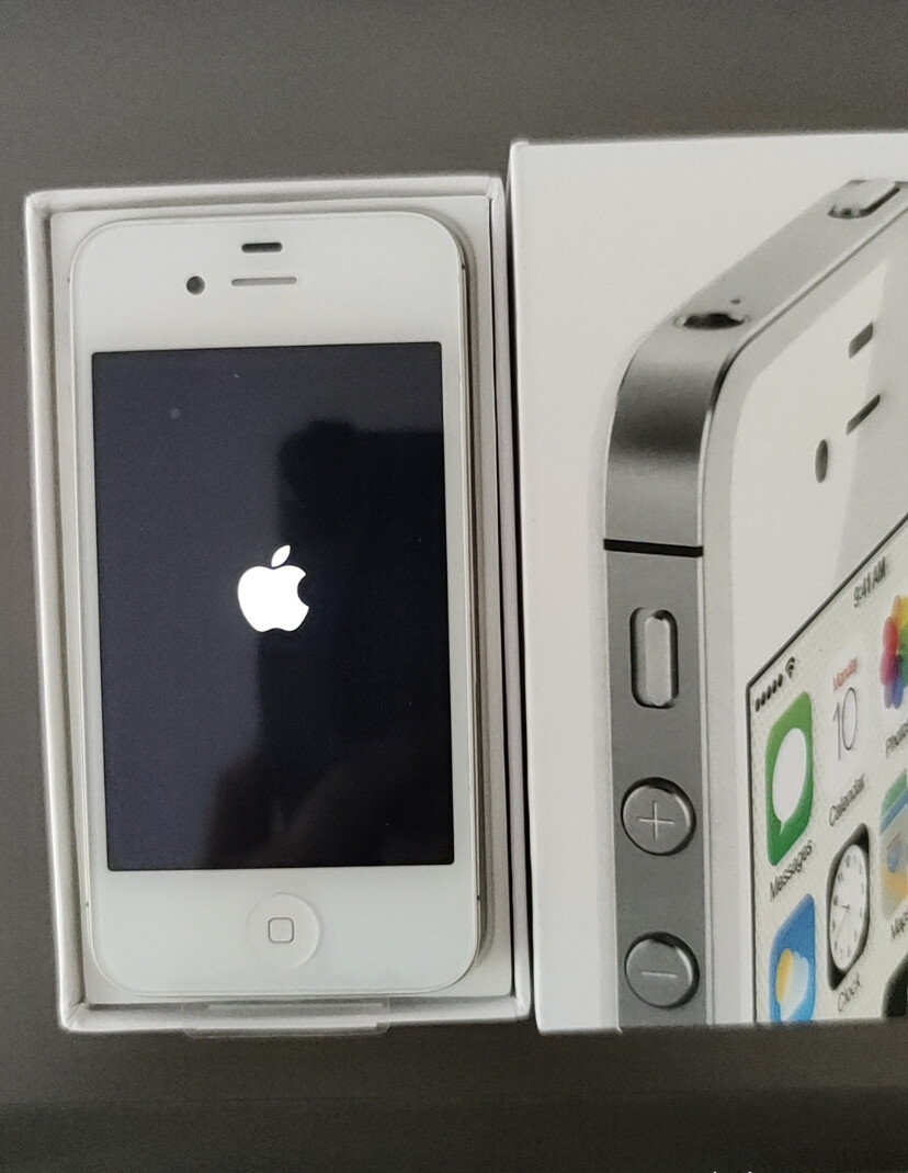 Apple iPhone 4s – 16GB – Black/white (Unlocked) A1387 (CDMA + GSM) IOS6 Sealed