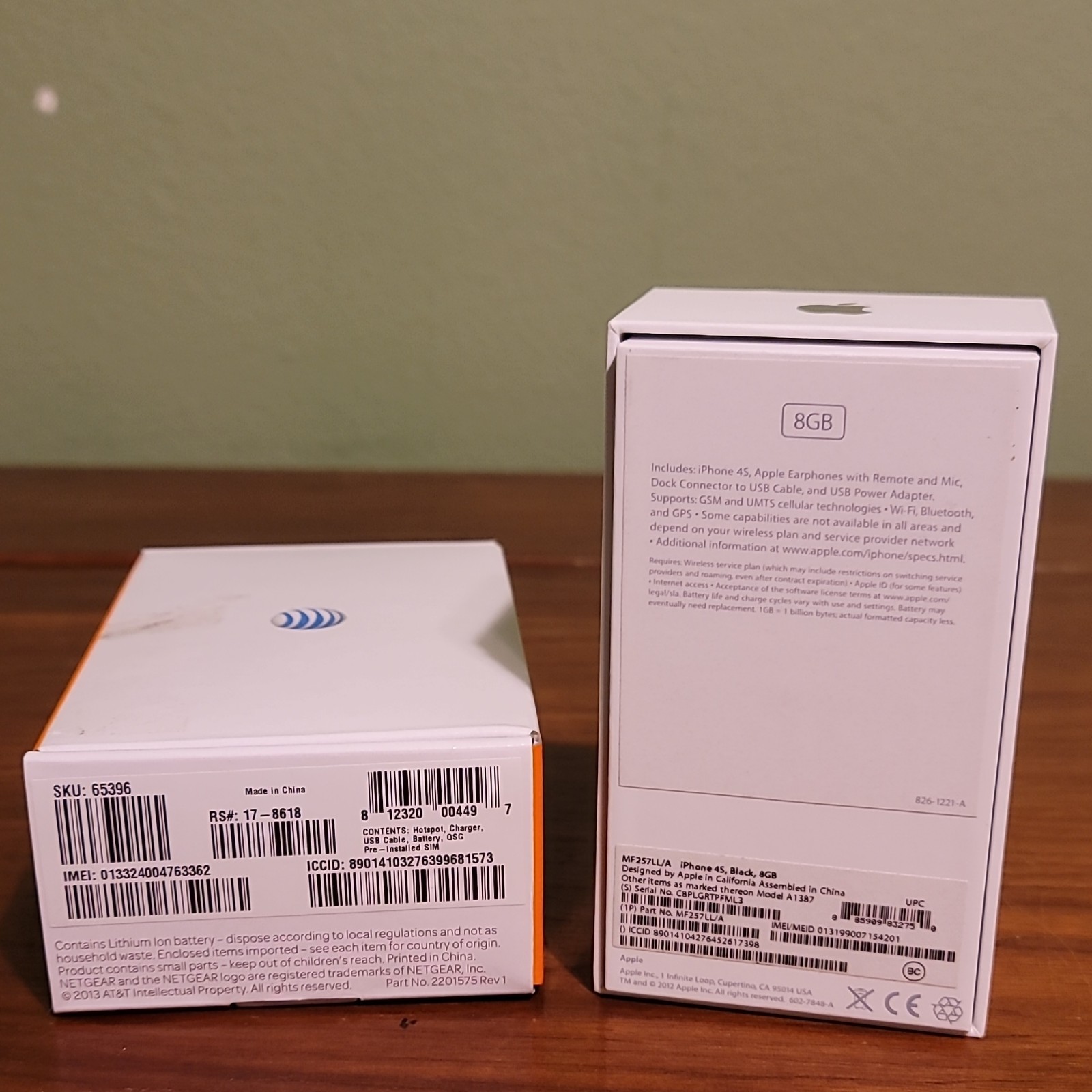 Apple iPhone 4S 8GB Black GSM UMTS Box & Accessories + AT&T Unite Mi-Fi Netgear