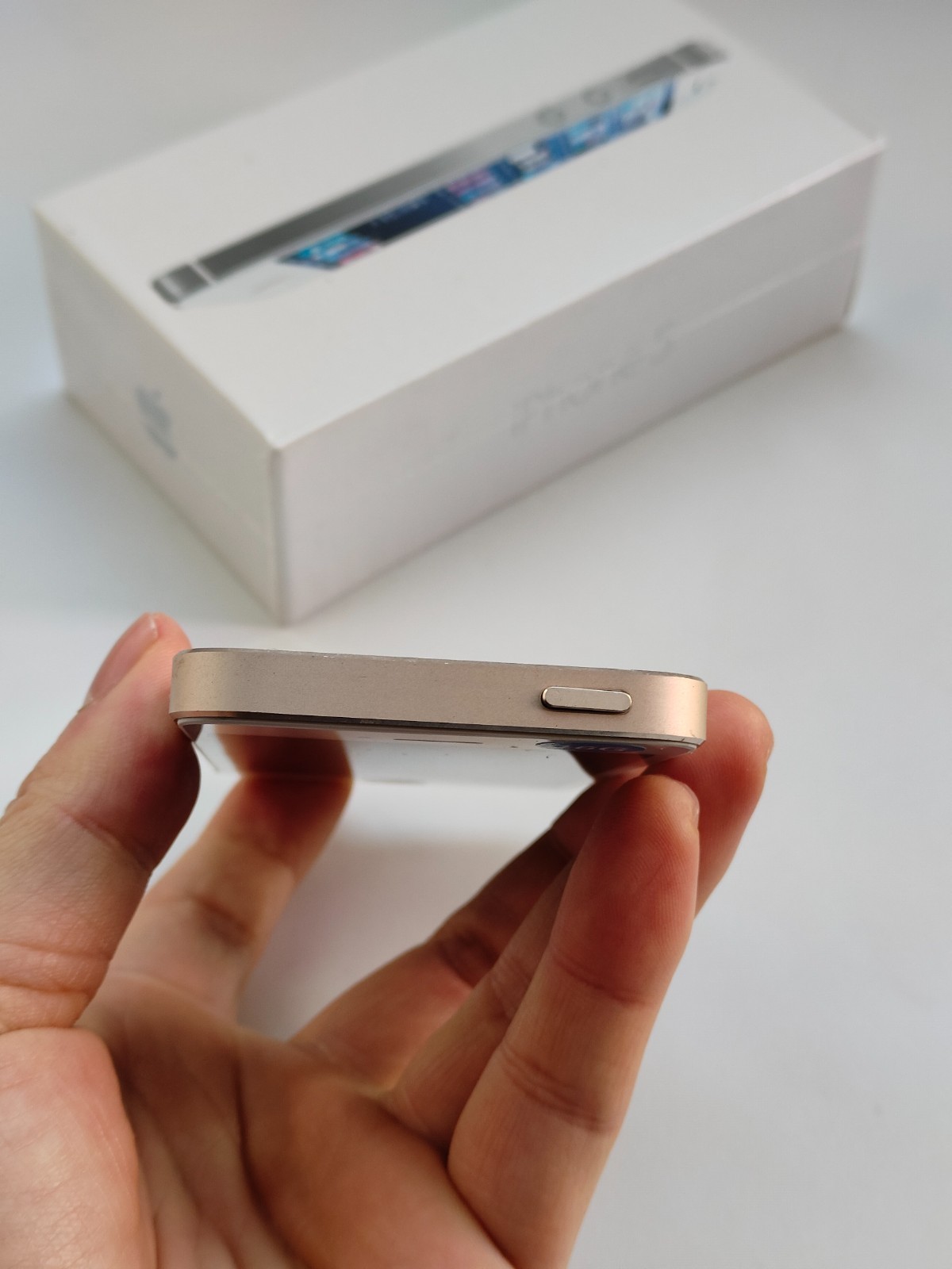 90%N ew Apple iPhone 5/5s/5c 16GB Factory UNlocked Black/White/Gold Good
