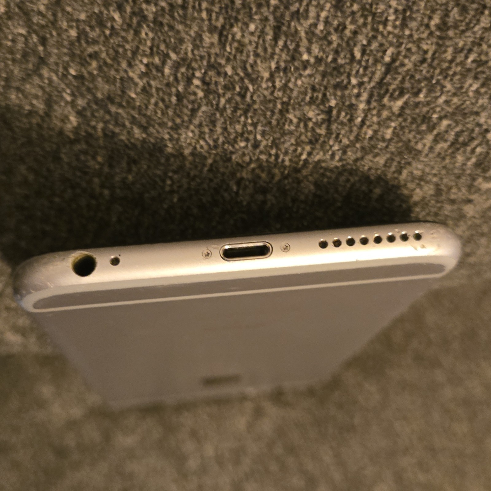 Apple iPhone 6s Silver 8 MP Camera Bluetooth Wi-Fi Lightning Smartphone