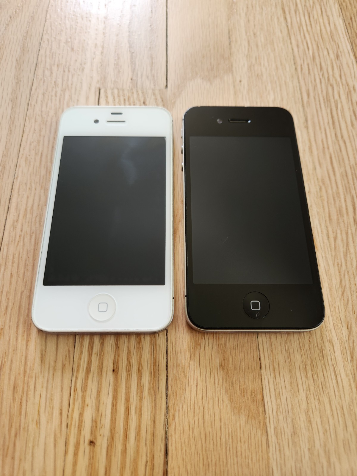 Apple iPhone 4s – Black/White – A1387 – iOS 9.3.6 – GOOD CONDITION